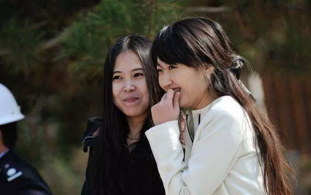 52歲阿婆撿回棄嬰養她長大,十八年後女孩高考,家裡來了一排警車