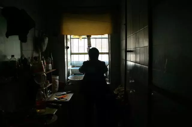母親患病需要20萬手術費 舅舅讓我賣房救母我卻猶豫了