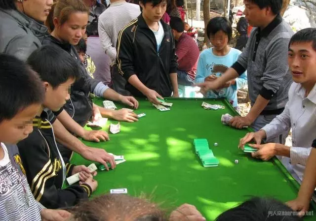 挺大肚子去參加父親葬禮 弟弟給我個盒子打開後我痛哭不止