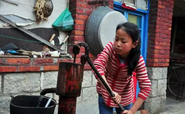 挺大肚子去參加父親葬禮 弟弟給我個盒子打開後我痛哭不止