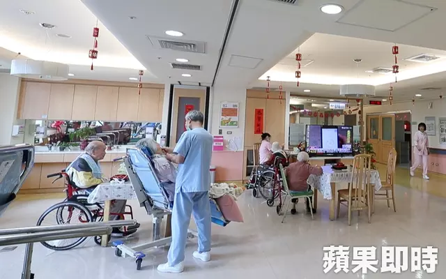 外傭照顧阿公「到懷孕」嬌喊不要再做了!家屬痛罵「孩子的爸」讓網友錯愕:要當你阿嬤了!