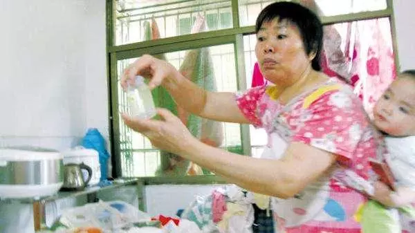 月薪2千請丈母娘來看孩子 下班回家看到一幕我給她兩耳光