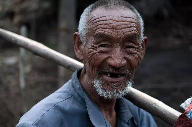 老人癱瘓後兒媳悉心照顧十年 丈夫打工回來一番話卻讓全家炸鍋