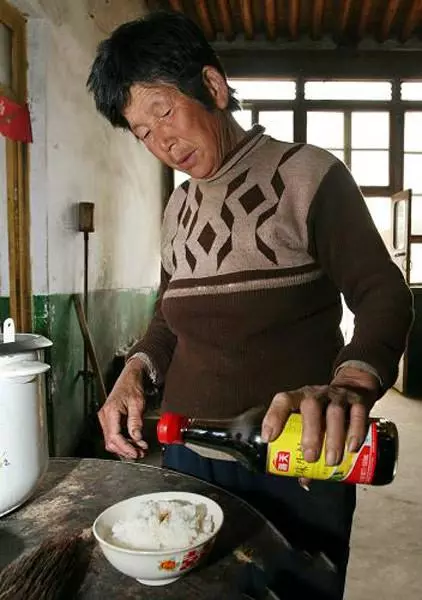 奶奶只給孫子吃醬油拌白飯 背後的真相卻讓人落淚