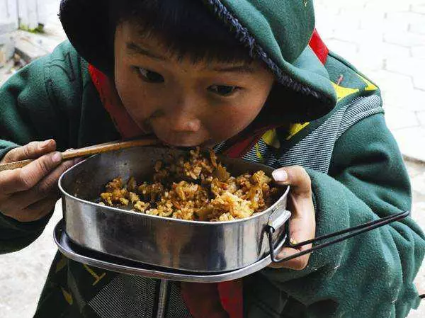 奶奶只給孫子吃醬油拌白飯 背後的真相卻讓人落淚