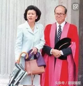 90歲李嘉誠與小女友十指緊扣,相戀26年甜蜜出鏡,網友:怪不得生了3個兒子的梁洛施還沒有拿到【豪門入場卷】