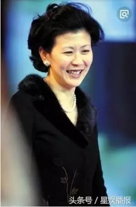 90歲李嘉誠與小女友十指緊扣,相戀26年甜蜜出鏡,網友:怪不得生了3個兒子的梁洛施還沒有拿到【豪門入場卷】