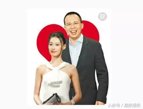 90歲李嘉誠與小女友十指緊扣,相戀26年甜蜜出鏡,網友:怪不得生了3個兒子的梁洛施還沒有拿到【豪門入場卷】
