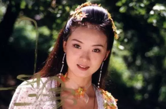 她23歲嫁入豪門,每天跪地為婆婆洗腳,老公被曝欠6900萬外債,如今複出拍戲只為尊嚴