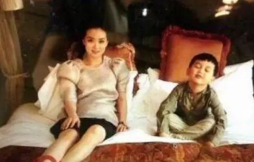 她23歲嫁入豪門,每天跪地為婆婆洗腳,老公被曝欠6900萬外債,如今複出拍戲只為尊嚴