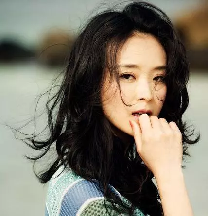 她23歲嫁入豪門,每天跪地為婆婆洗腳,老公被曝欠6900萬外債,如今複出拍戲只為尊嚴
