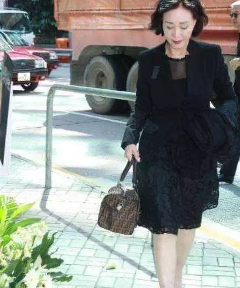當紅時嫁入豪門,與小三共用老公40年,如今獨吞70億家產風光無限