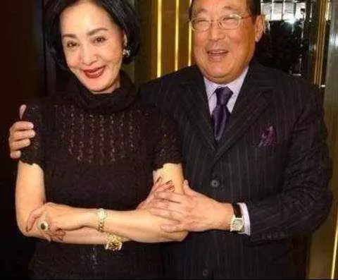當紅時嫁入豪門,與小三共用老公40年,如今獨吞70億家產風光無限