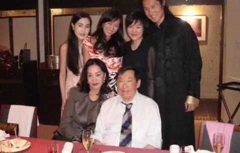 當紅時嫁入豪門,與小三共用老公40年,如今獨吞70億家產風光無限