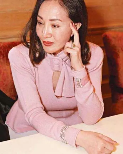 當紅時嫁入豪門,與小三共用老公40年,如今獨吞70億家產風光無限