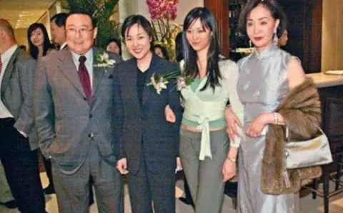 當紅時嫁入豪門,與小三共用老公40年,如今獨吞70億家產風光無限