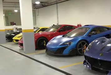 丈夫從水裡救起個人,三天後樓下開來排豪車,妻子一瞧,奪門而逃