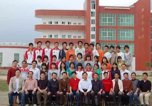 兒子走丟兩年,俺領養個女孩,18年後看到女兒高中畢業照傻住
