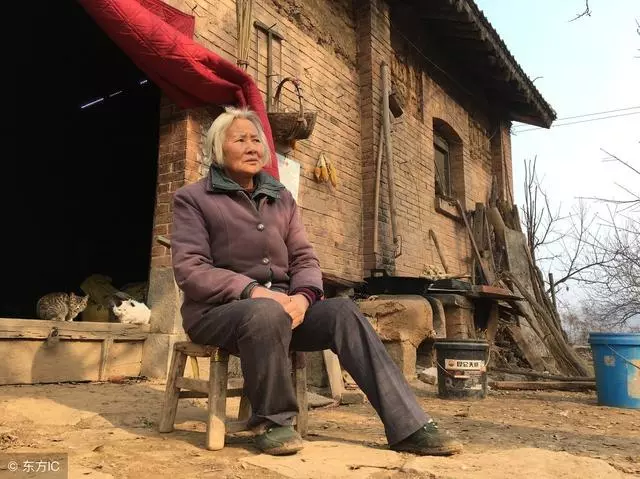 八十歲老人殺兩頭豬準備過年,可兒女都忙回不了,老人舉動太解恨