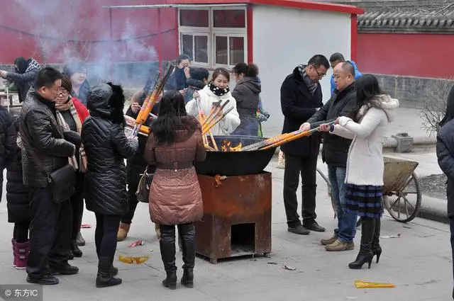 八十歲老人殺兩頭豬準備過年,可兒女都忙回不了,老人舉動太解恨