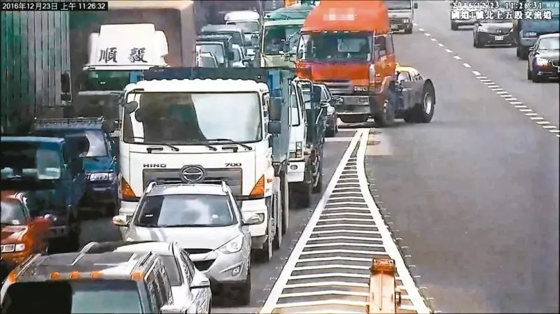 準備開罰!國道「違規插隊駕駛」要破財了 交通部推對策「阻止插隊歪風」開再快也逃不掉