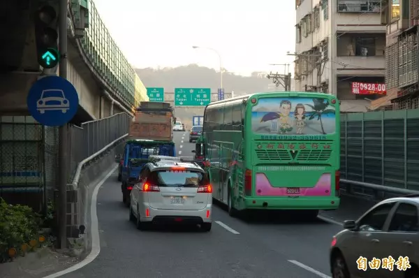 準備開罰!國道「違規插隊駕駛」要破財了 交通部推對策「阻止插隊歪風」開再快也逃不掉