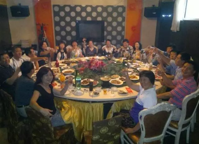 帶妻子參加聚會,被前女友嘲笑太醜,男子撩起衣服,全場人蒙了