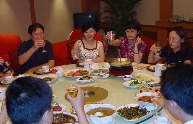 帶妻子參加聚會,被前女友嘲笑太醜,男子撩起衣服,全場人蒙了