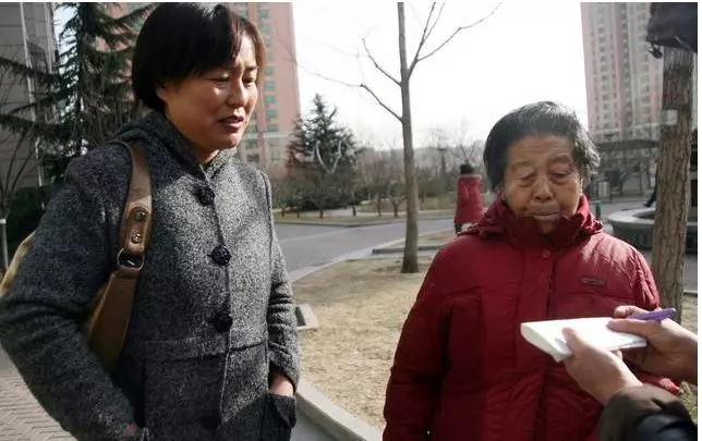 大兒子生雙胞胎困難,老太卻把動遷款給小兒子,順路去大兒家癱地