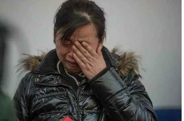 大兒子生雙胞胎困難,老太卻把動遷款給小兒子,順路去大兒家癱地