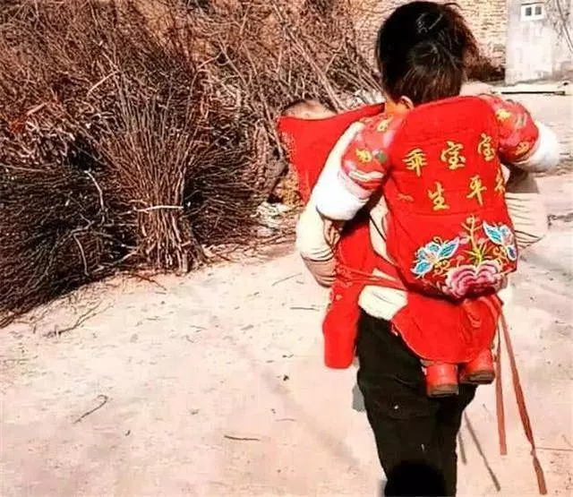 妻子生下三胞胎2個月,丈夫外出打工,一年後回家看到的場景哭了