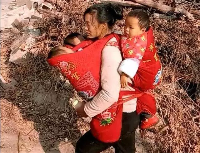 妻子生下三胞胎2個月,丈夫外出打工,一年後回家看到的場景哭了
