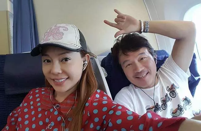 首度現身!狄鶯氣色超好「素顏燦笑比讚」, 帶愛兒「開吃8000元台菜」孫鵬也樂開懷!