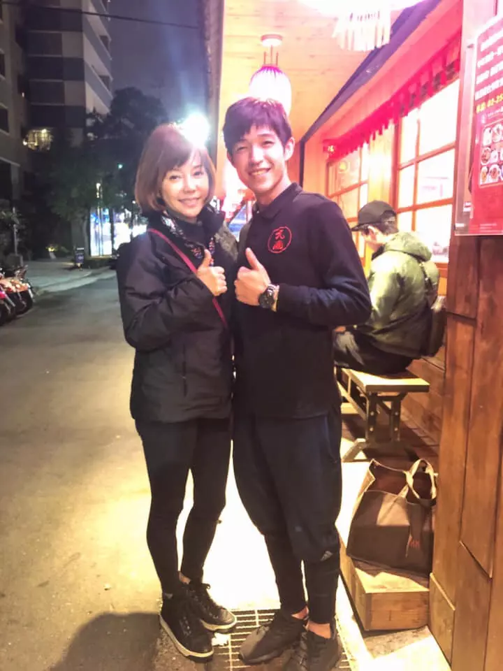 首度現身!狄鶯氣色超好「素顏燦笑比讚」, 帶愛兒「開吃8000元台菜」孫鵬也樂開懷!