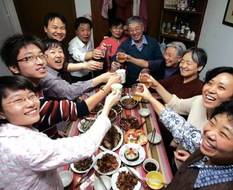 圍爐最怕這款親戚!小氣姨丈「裝大方塞500加菜」, 外婆看一眼「用台語嗆爆」:哇謀架逆口憐!