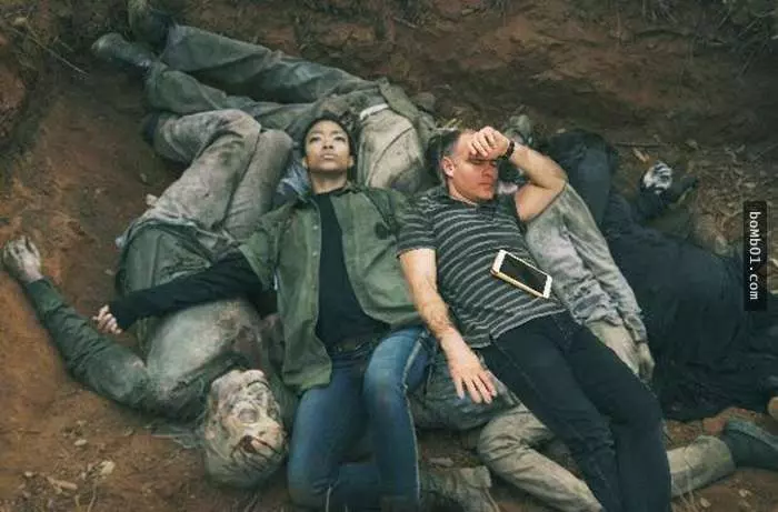 修圖軟體公司的CEO不小心在辦公室睡著後,一醒來就發現自己的照片已經遍布網路世界成為笑料! - boMb01