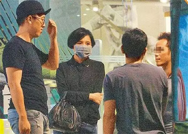 她因為「一秒變格格」爆紅被封「HOLD住姊」,之後卻歷經男友背叛鄉民謾罵!所幸遇到「貴人」賞識如今事業愛情雙收!