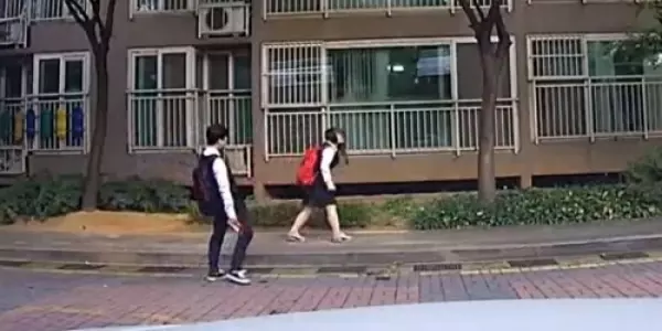 南韓學生放學路上,小情侶「人行道上超嗨尬舞」被行車記錄器錄下來:長大後看到肯定要丟臉了XDD