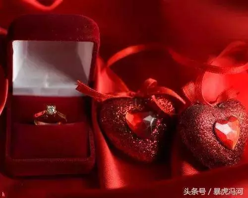 老公出門 沒帶錢包 打電話讓我送去 翻開他的錢包 我看傻了