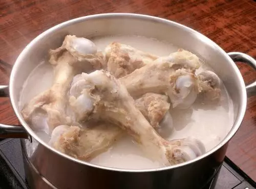 飯前喝湯還是飯後喝湯?營養師:過年喝湯時,不要犯3個錯誤