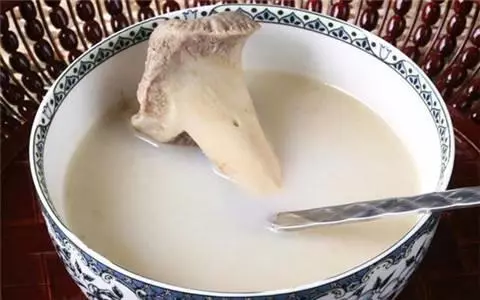 飯前喝湯還是飯後喝湯?營養師:過年喝湯時,不要犯3個錯誤
