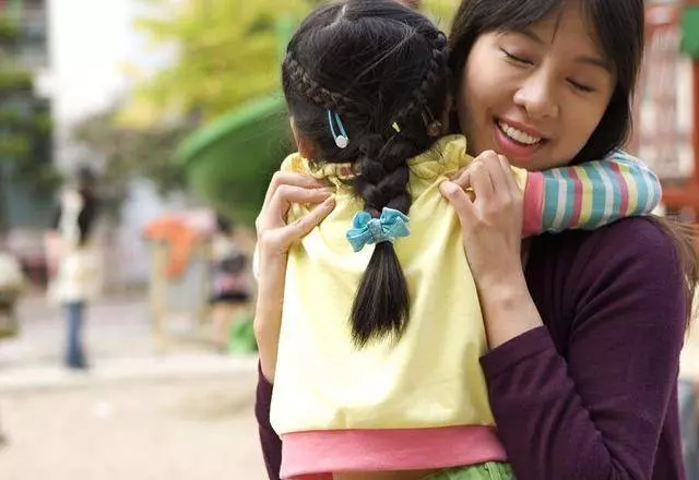 孩子沒走兩步就總是要抱抱?心理學家:這4種情況下媽媽別拒絕,抱抱反而對他成長有好處!