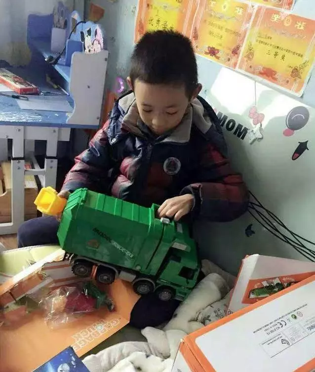 孩子問我聖誕老人是不是假的,我該怎麼回答?這位爸爸的做法太棒