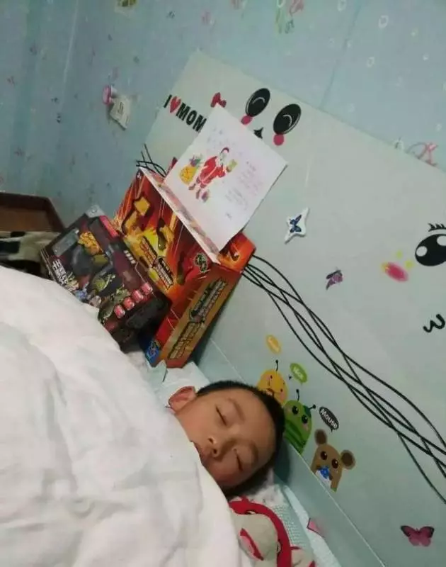 孩子問我聖誕老人是不是假的,我該怎麼回答?這位爸爸的做法太棒
