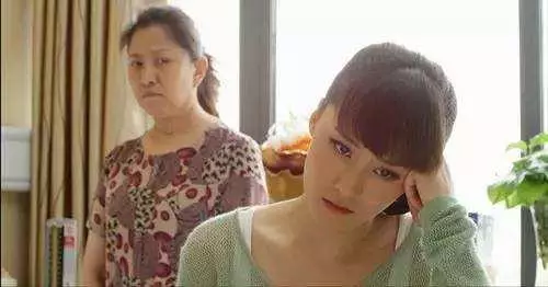寶媽每次喂奶都要反鎖屋門,婆婆起疑偷看,當場情緒失控