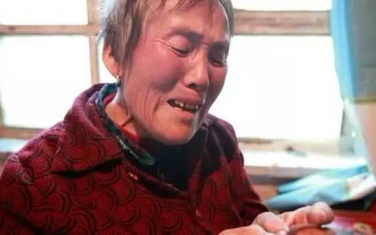 寶媽每次喂奶都要反鎖屋門,婆婆起疑偷看,當場情緒失控
