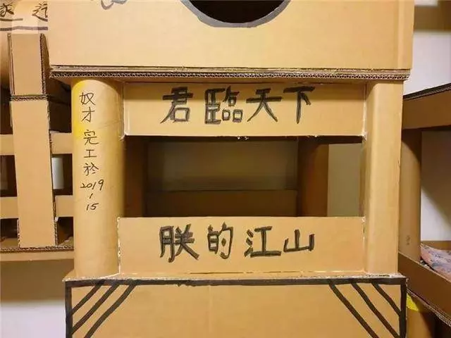 主人用紙箱造豪華貓城堡,完工後橘貓來視察,對新家表示滿意!