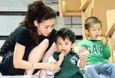 張柏芝才剛出月子,王菲發文暗指李亞鵬,李嫣忍無可忍終發聲