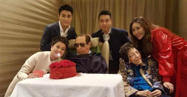 98歲賭王病重,幾個月花費上億治療費,老婆孩子卻還在爭奪家產!