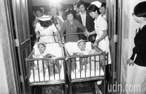 又一位名人過世!台灣首對「連體嬰」42歲哥哥驟逝,慘被爸媽拋棄,過世了也「無法被捧斗回家」!